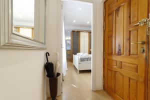 A bed or beds in a room at Chueca Jacuzzi