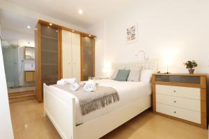 A bed or beds in a room at Chueca Jacuzzi