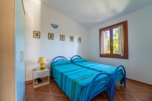 Tempat tidur dalam kamar di House in San Teodoro among the scents of Sardinia