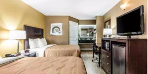 een hotelkamer met twee bedden en een flatscreen-tv bij Quality Inn Bessemer I-20 exit 108 in Bessemer