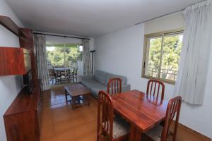 una sala de estar con una mesa y un sofá en DIFFERENTFLATS Decathlon, en Salou