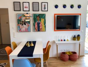 une salle à manger avec une table et des chaises blanches dans l'établissement Brand New Cozy Apartment 10 min to city center, à Vienne