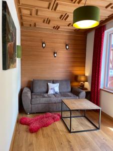ein Wohnzimmer mit einem Sofa und einem Tisch in der Unterkunft Hotel Gamshof in Kitzbühel