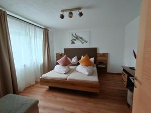 sypialnia z łóżkiem z czterema poduszkami w obiekcie Haus Felix w mieście Pettneu am Arlberg