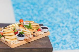 une assiette de nourriture avec des fruits et légumes sur une table dans l'établissement Tramonto Suites, à Xi