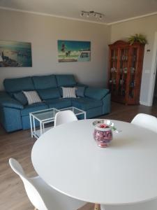 a living room with a blue couch and a table at Apartamento Teatinos Málaga in Málaga