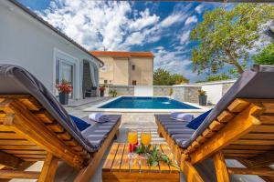 Πισίνα στο ή κοντά στο Holiday home Dusak with swimming pool and jacuzzi