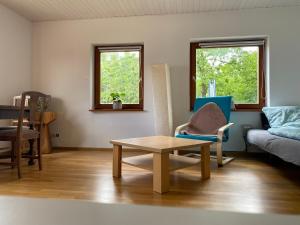 un soggiorno con tavolino e divano di Haus Dreil a Ober-Abtsteinach