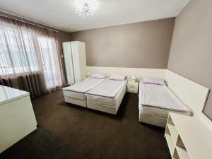 Un pat sau paturi într-o cameră la Джорджия