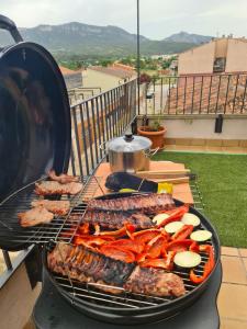 een grill met veel verschillende soorten vlees en groenten bij La Picossa in Valderrobres