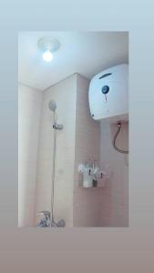 y baño con ducha y lavamanos. en Apartment Gateway pasteur en Bandung
