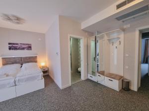 una camera da letto con un letto grande e un bagno di Hotel Autograph a Dedoplis Tskaro