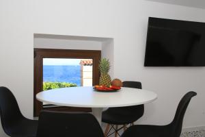 ein weißer Tisch und Stühle mit einer Ananas drauf in der Unterkunft Premium Apartments Villa Ula,Free Private PARKING in Opatija