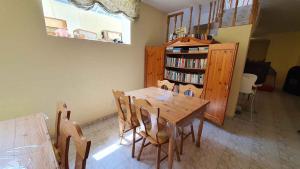 una sala da pranzo con tavolo e sedie in legno di Apartment Siofok, Lake Balaton 16 a Somogyfok