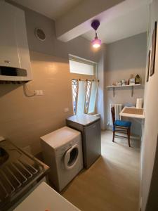 ein kleines Bad mit einer Waschmaschine in der Küche in der Unterkunft Acqua d'orcio in Reggio nell'Emilia