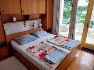 ein Schlafzimmer mit einem Bett mit zwei Kuchen drauf in der Unterkunft Villa Libe in Baška Voda