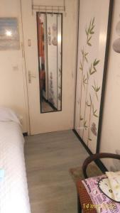 Postel nebo postele na pokoji v ubytování petit chez soi dans mon petit chez moi