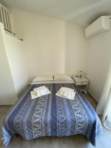 オルビアにあるMolti Mari B&B Resortのベッドルーム1室(枕2つ付)
