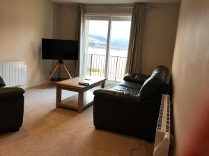Μια τηλεόραση ή/και κέντρο ψυχαγωγίας στο Duisky Apartment with view over loch Linnhe.