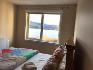 Ένα ή περισσότερα κρεβάτια σε δωμάτιο στο Duisky Apartment with view over loch Linnhe.