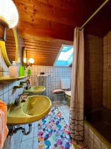 ein Badezimmer mit zwei Waschbecken und einer Badewanne in der Unterkunft Beim Bergfreund in Füssen