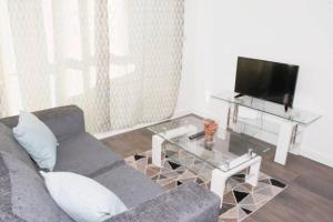 sala de estar con sofá y TV en TMS Beautiful 2BR Apartment! Ensuite! Lakeside, en West Thurrock