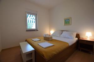 sypialnia z łóżkiem z pudełkiem w obiekcie Holiday Home Movica w mieście Mandre +26 zdjęć