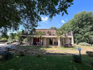 an old house in the middle of a yard at Etna tra le Querce in Santa Venerina