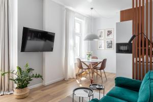 Telewizja i/lub zestaw kina domowego w obiekcie all for Sophie apartments - Bezpłatny Parking & Palarnia Kawy i Pracownia Artystyczna w Kamienicy - Free Parking & Art and Coffee in Historic Building