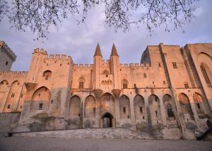 Fotografia z galérie ubytovania Lunaria Annua Coeur Centre-Historique Avignon, à deux pas du Palais, 4-5 personnes Clim Wifi v Avignone