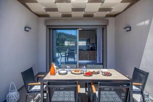een tafel met borden eten erop in een kamer bij VILLA ALKISTIS in Lefkada