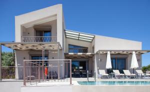 een villa met een zwembad en een huis bij VILLA ALKISTIS in Lefkada