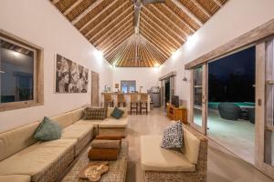 un salon avec un canapé et une table dans l'établissement Villa Bali Paradis, à Jimbaran