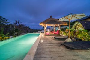 une villa avec une piscine et un kiosque dans l'établissement Villa Bali Paradis, à Jimbaran