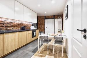 Kuchyňa alebo kuchynka v ubytovaní Archirent Apartament Waryńskiego