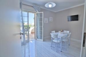 Un comedor blanco con una mesa y sillas blancas. en Villa Ivanda Beach - Xenia Sicily Villas, en Mazara del Vallo 19 fotos más
