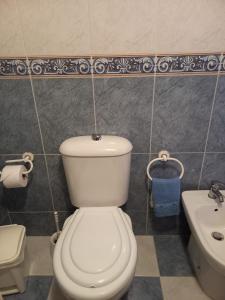 Un baño con un inodoro blanco y un lavabo. en Beach House Above the Ocean AA3, en Ericeira 19 fotos más