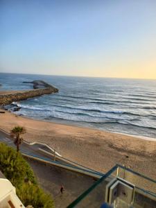 una vista de una playa con el océano en Beach House Above the Ocean AA3, en Ericeira
