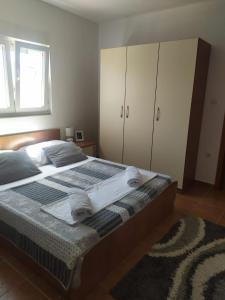Ein Bett oder Betten in einem Zimmer der Unterkunft Apartments Bralic