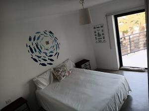 - une chambre avec un lit blanc et une fenêtre dans l'établissement CASA NAOS, à Arrecife