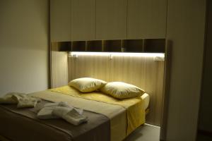 A bed or beds in a room at Il Terrazzo 40 metri dal mare
