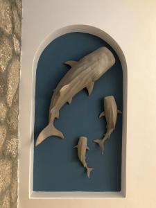 una escultura de delfines en un nicho en una pared en Casa Flavia, en Anacapri