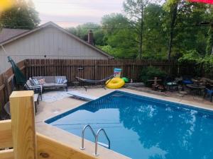 uma piscina com um baloiço e um parque infantil em Becky & Marvels 420 Stay - Private Room 