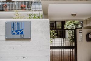 B&B Marilu Vacanze by MONHOLIDAY في باري باليزي: علامة على جانب المبنى