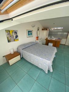 賈迪尼－納克索斯的住宿－Giardino sul mare，一间卧室配有一张蓝色地板的床