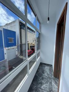 um quarto com uma janela com vista para um edifício em Pico Lomito House em Moya