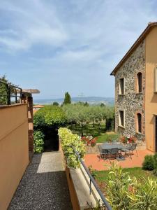 A garden outside Appartement - Le corti di Orciatico