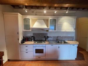 A kitchen or kitchenette at Appartement - Le corti di Orciatico