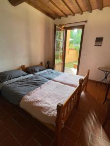 A bed or beds in a room at Appartement - Le corti di Orciatico