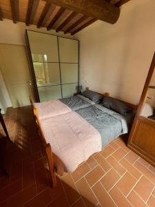 A bed or beds in a room at Appartement - Le corti di Orciatico